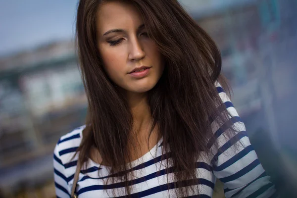 Retrato de mujer con estilo en la calle — Foto de Stock