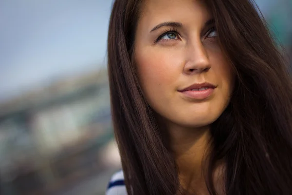 Porträt einer stilvollen Frau auf der Straße — Stockfoto