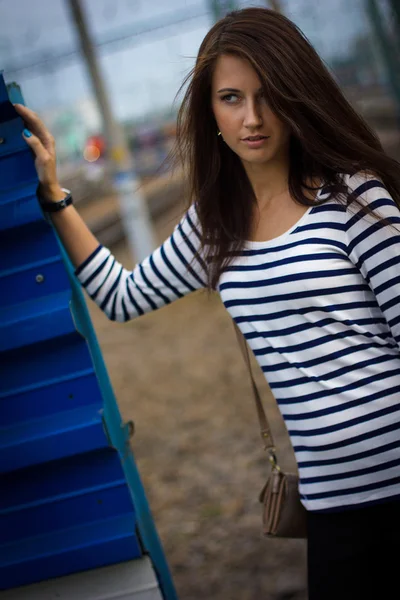 Portret van stijlvolle vrouw op straat — Stockfoto