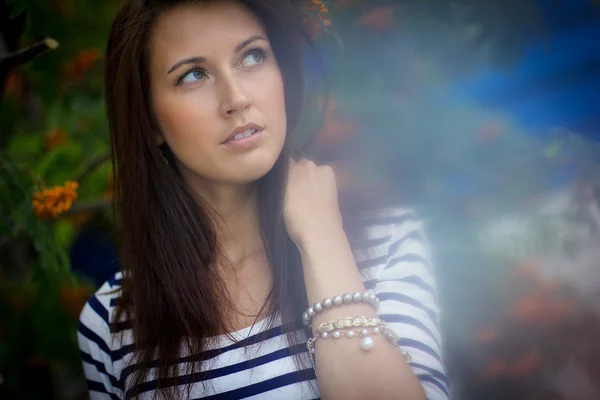 Portret van stijlvolle vrouw in mountain ash — Stockfoto