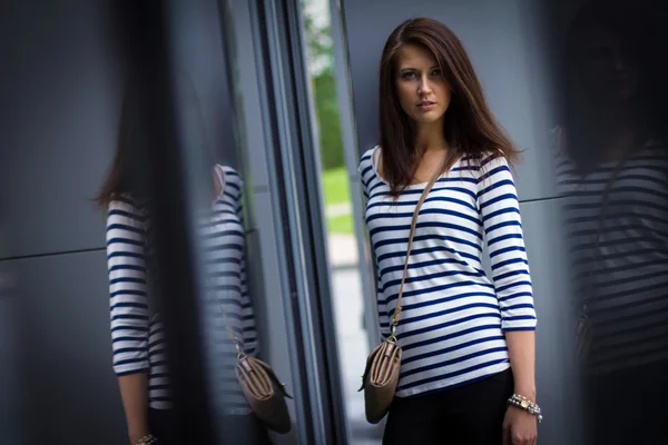 Porträt einer stilvollen Frau auf der Straße — Stockfoto