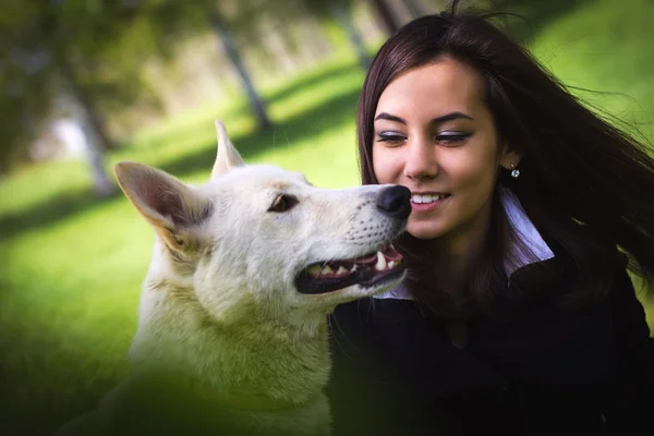 Linda chica con un perro en el bosque — Foto de Stock