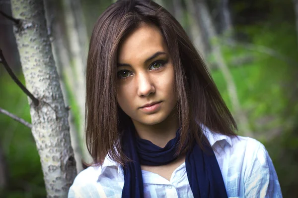Retrato de una linda chica en el bosque — Foto de Stock