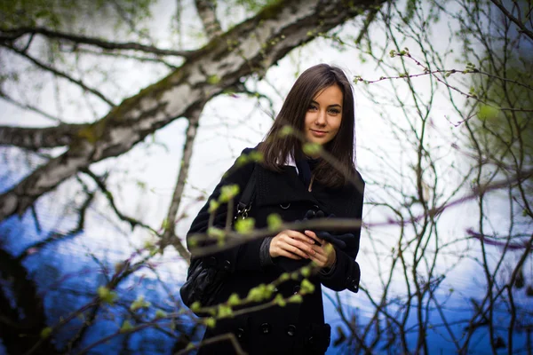A menina no casaco na floresta — Fotografia de Stock