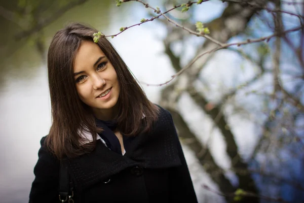 A menina no casaco na floresta — Fotografia de Stock