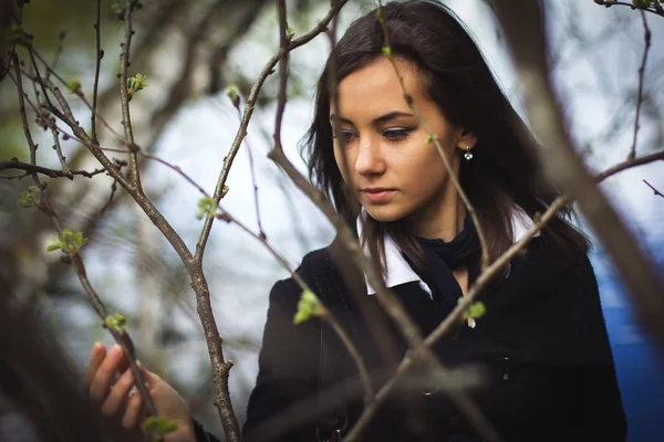 Das Mädchen im Mantel im Wald — Stockfoto