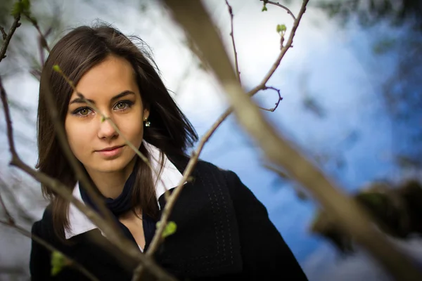 La chica del abrigo en el bosque — Foto de Stock