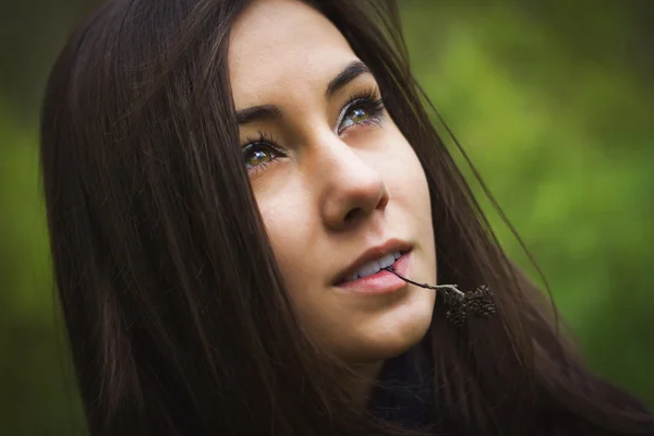 Un beau portrait d'une jolie fille dans la forêt — Photo