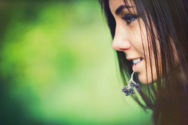 Ein schönes Porträt eines süßen Mädchens im Wald — Stockfoto
