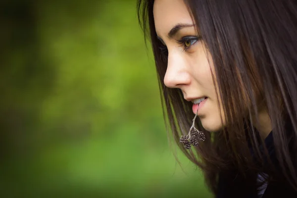 Un hermoso retrato de una linda chica en el bosque — Foto de Stock