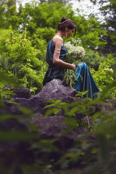 森の花のドレスの女の子 — ストック写真