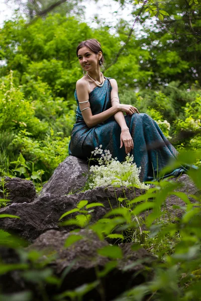 Dívka v šatech s květinami v lese — Stock fotografie