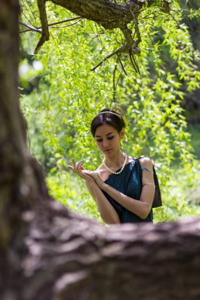 Fille en robe debout dans la forêt — Photo