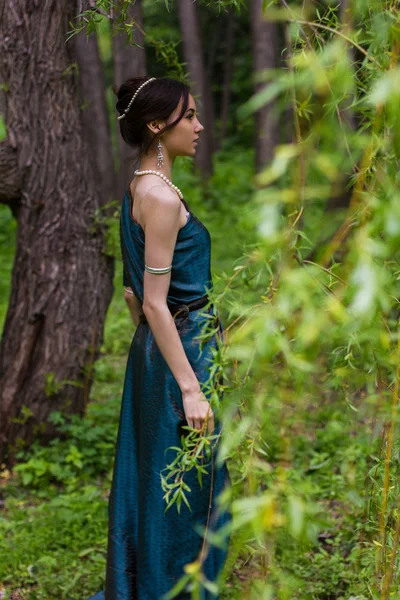 Fille en robe debout dans la forêt — Photo