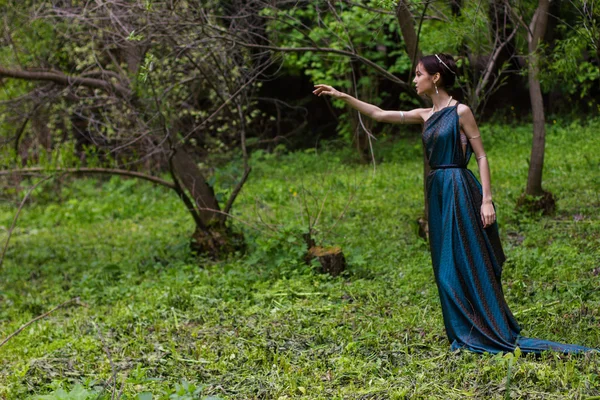 Menina de vestido em pé na floresta — Fotografia de Stock