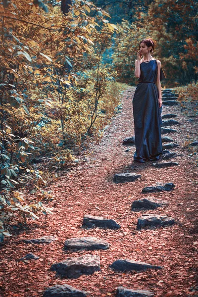 Dívka v šatech, stojící na kopci — Stock fotografie