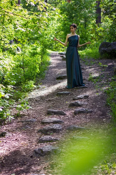 ドレスの立っている丘の上の女の子 — ストック写真