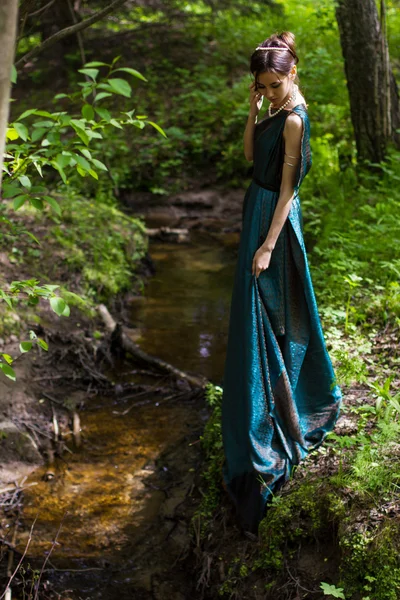 La fille dans la robe dans la forêt près du ruisseau — Photo