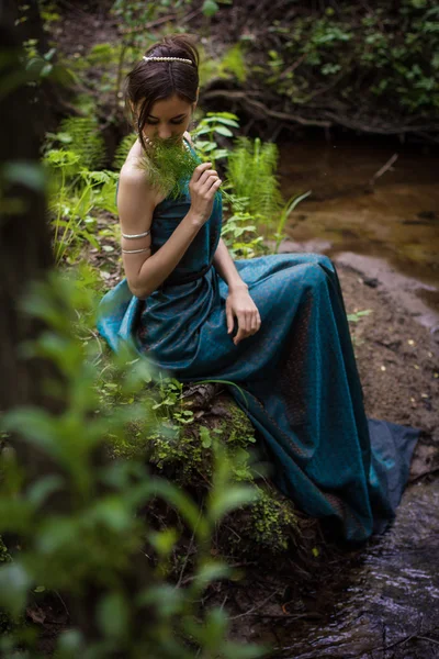 Dívka v šatech v lese u potoka — Stock fotografie