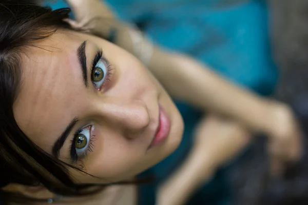 Portret van een schattig meisje in een jurk in het bos — Stockfoto