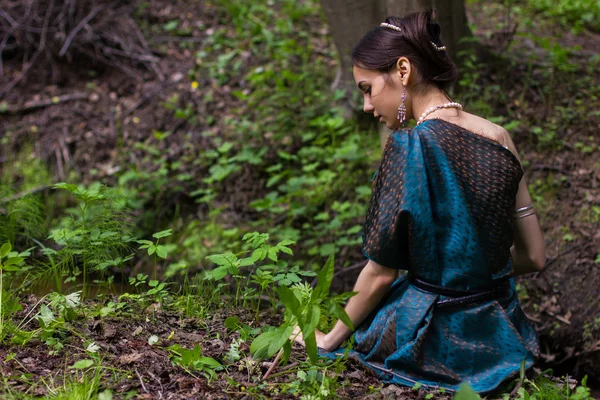 Chica en vestido sentado en el bosque —  Fotos de Stock