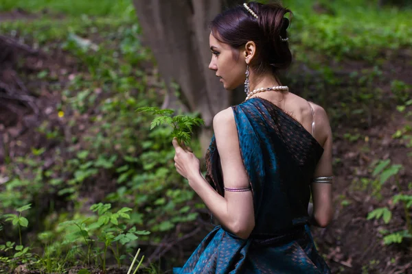 Menina de vestido sentado na floresta — Fotografia de Stock