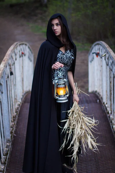 Dívka s lucernou na mostě — Stock fotografie