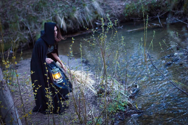 Дівчина з ліхтарем на річці — стокове фото