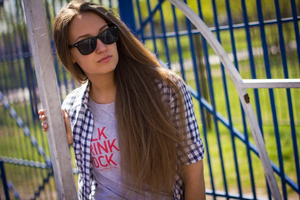 Retrato de una linda chica en el campo de deportes — Foto de Stock