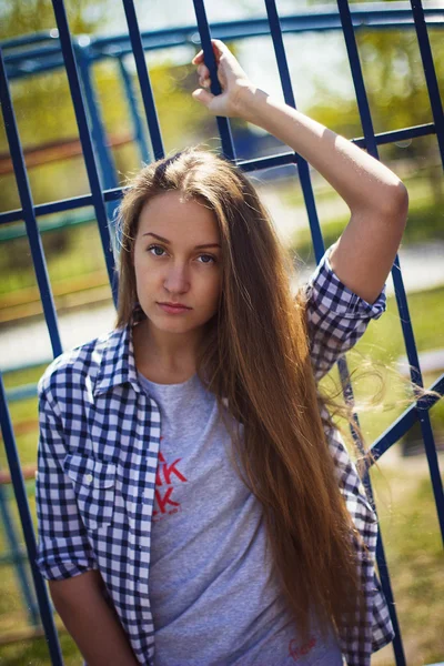 Porträt eines süßen Mädchens auf dem Sportplatz — Stockfoto