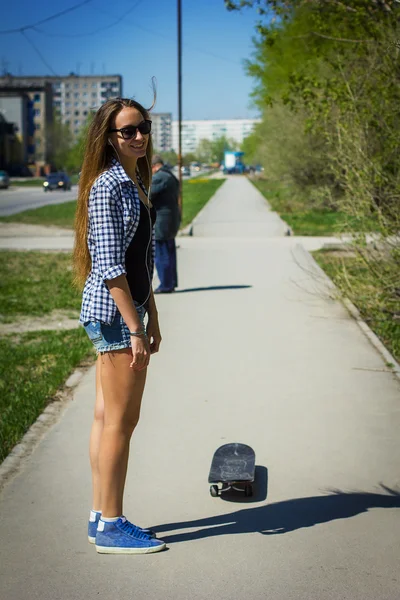 여자 반바지는 스케이트 보드를 타고 — 스톡 사진
