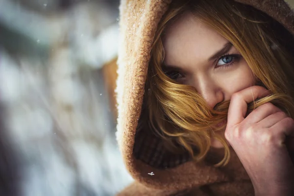 The girl in the coat on the street — Stock Photo, Image