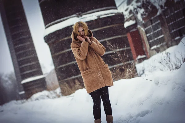 The girl in the coat on the street — Stock Photo, Image