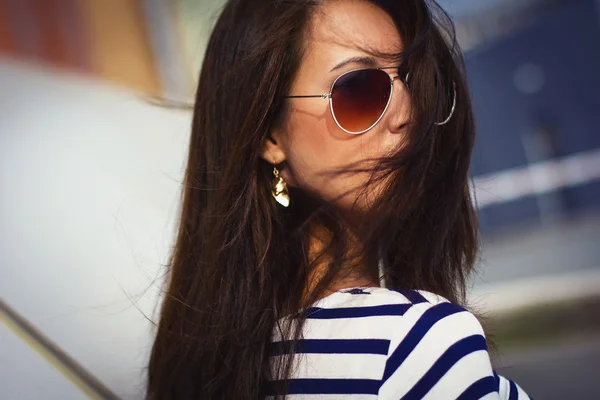 Retrato de mulher elegante com óculos na rua — Fotografia de Stock