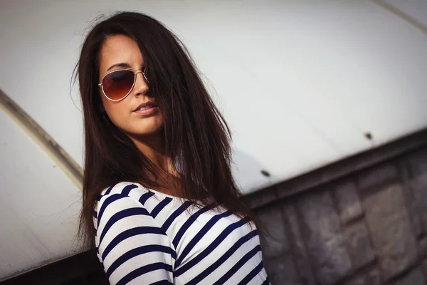 Retrato de mujer elegante con gafas en la calle — Foto de Stock