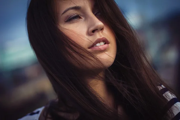 Portret van stijlvolle vrouw op straat — Stockfoto