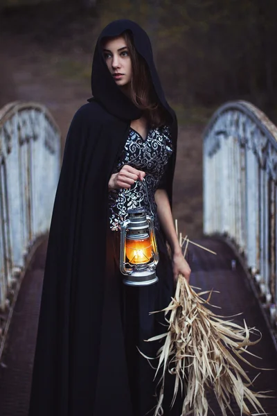 Dziewczyna z latarnią na moście — Zdjęcie stockowe