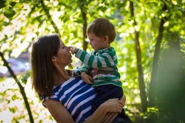 küçük çocuk annesi ile oynamak