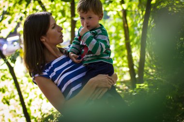 küçük çocuk annesi ile oynamak