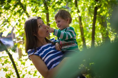 küçük çocuk annesi ile oynamak