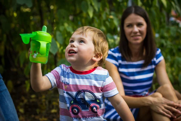 Liten pojke behandlar juice — Stockfoto