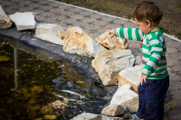 Malý chlapec hrající fontána — Stock fotografie