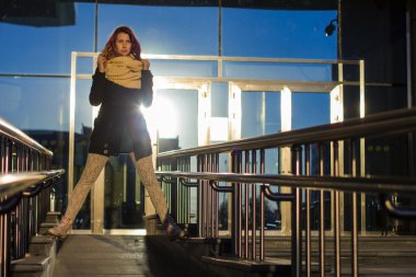 Merdivenlerden kat kız