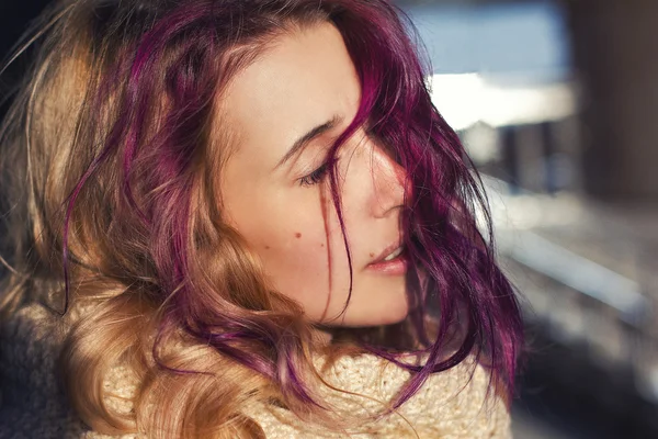 Hermoso retrato de una chica con el pelo de color — Foto de Stock