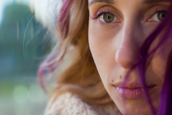 Vackra porträtt av en flicka med färgat hår — Stockfoto