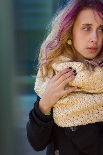 Schönes Porträt eines Mädchens mit farbigen Haaren — Stockfoto