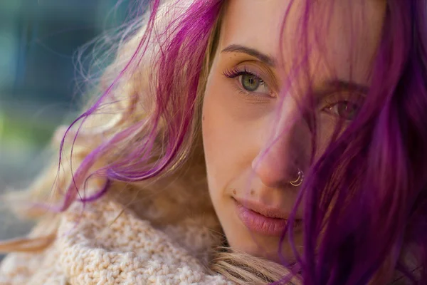 Beau portrait d'une fille aux cheveux colorés — Photo