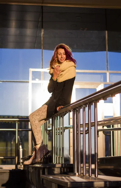 La chica en el abrigo de las escaleras —  Fotos de Stock