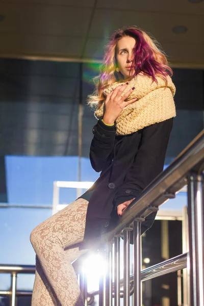 La chica en el abrigo de las escaleras —  Fotos de Stock