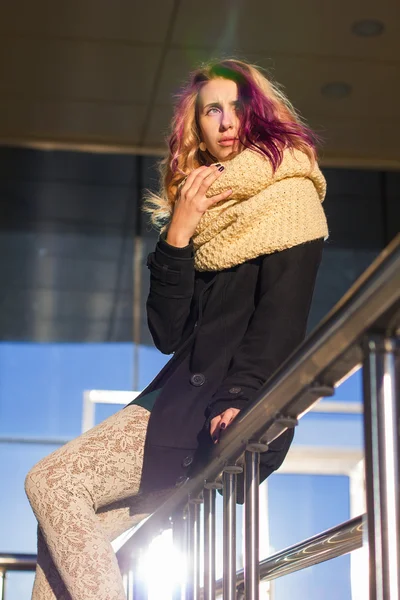 Flickan i pälsen av trappan — Stockfoto